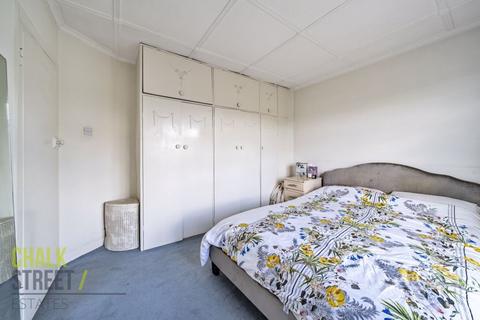 6 Woodstock Avenue, Romford, RM3 9NF