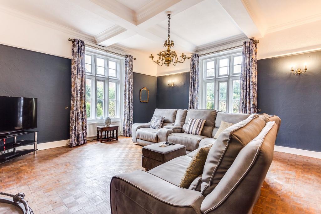 Liversedge Hall Lane, Liversedge, WF15 5 bed detached house for sale