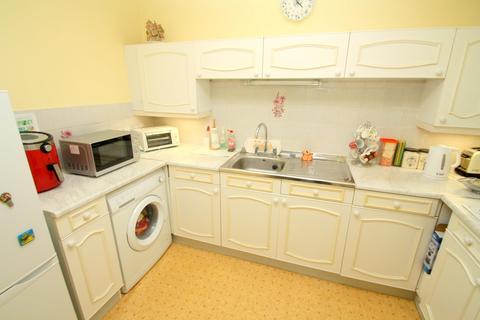 1 bedroom retirement property for sale, Farm Close, Staines-upon-Thames, TW18