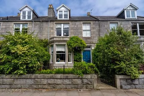 5 bedroom terraced house for sale