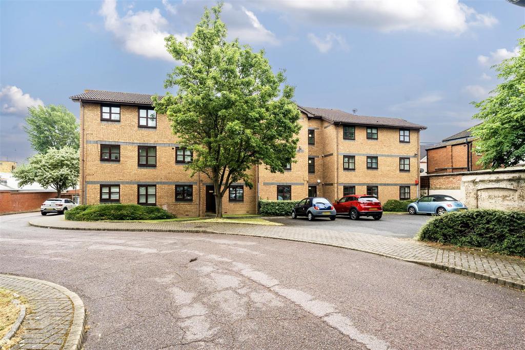 Tarragon Grove, London, SE26 5ND 1 bed flat £1,300 pcm (£300 pw)