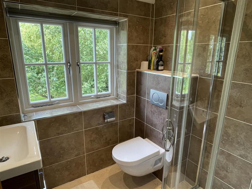En Suite Bed 3.JPG