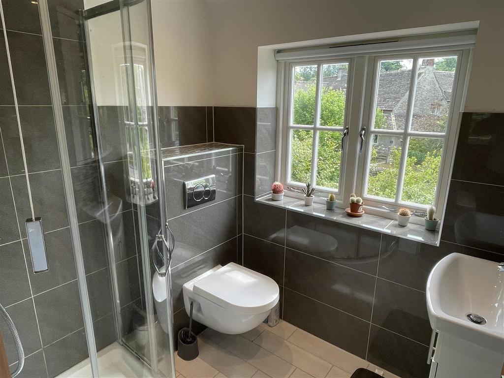 En Suite Bed 4.JPG