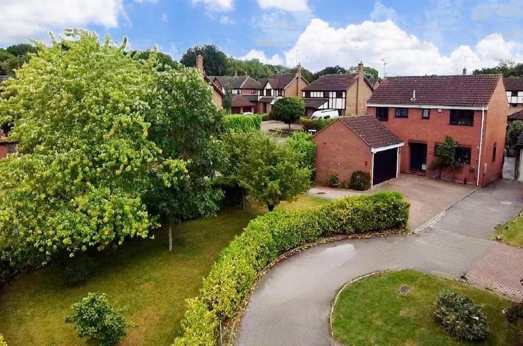 Banbury Close, West Hunsbury... 4 bed detached house £400,000