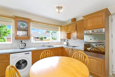 2 bedroom bungalow for sale - Hollingthorpe Avenue, Hall Green, Wakefield, West Yorkshire, WF4