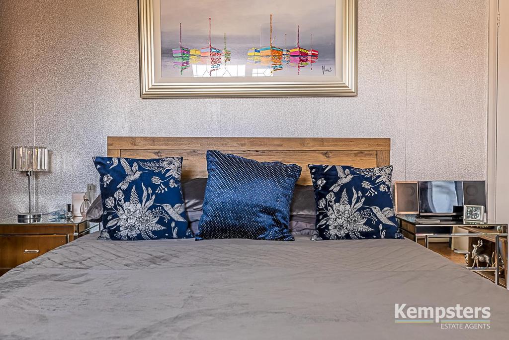 Bedroom 1 4th.jpg