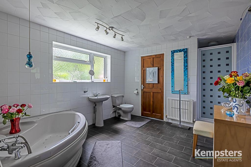 Bathroom 1.jpg