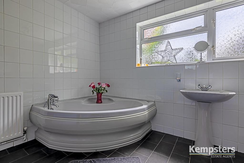 Bathroom 2.jpg