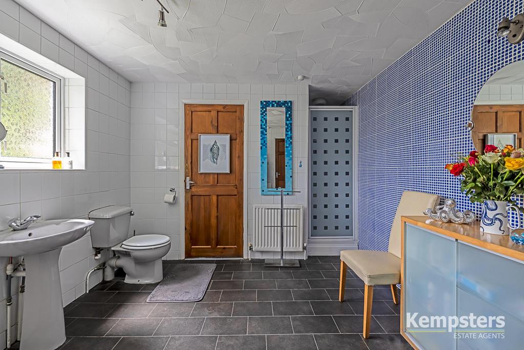 Bathroom 4.jpg