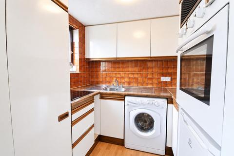 Studio to rent, Braybourne Drive, Isleworth, TW7