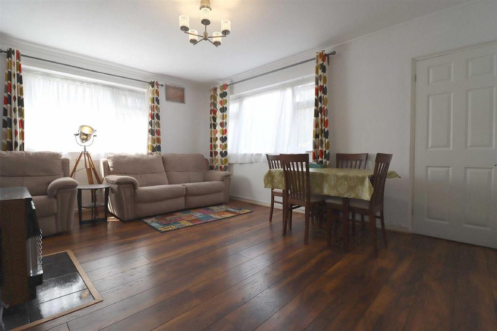 Southbourne Gardens, Ruislip HA4 2 bed for sale £365,000