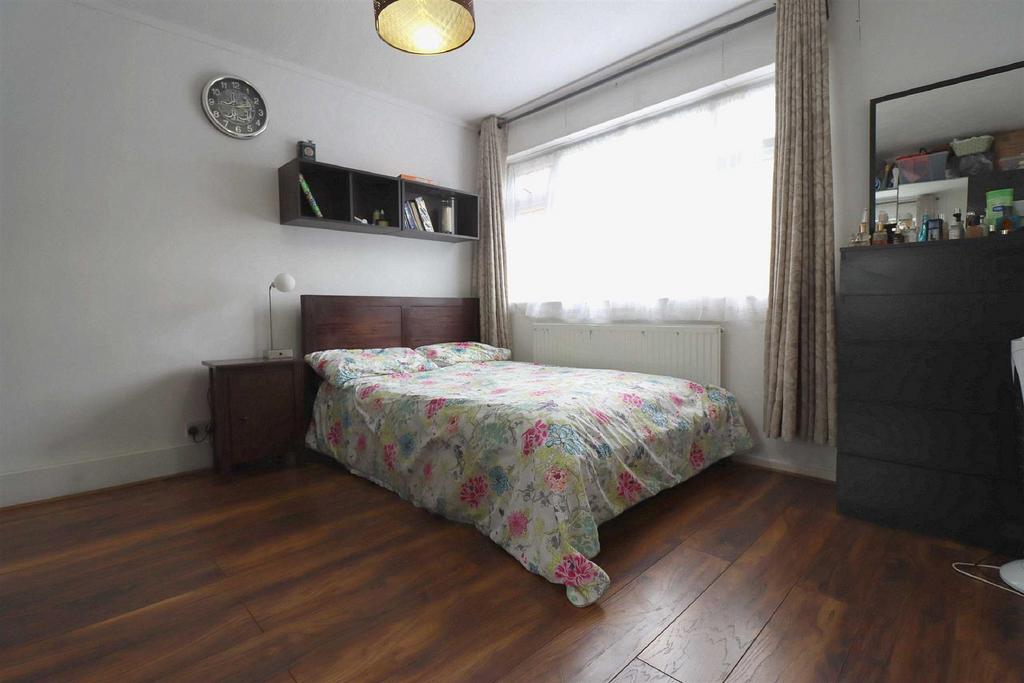 Southbourne Gardens, Ruislip HA4 2 bed for sale £365,000
