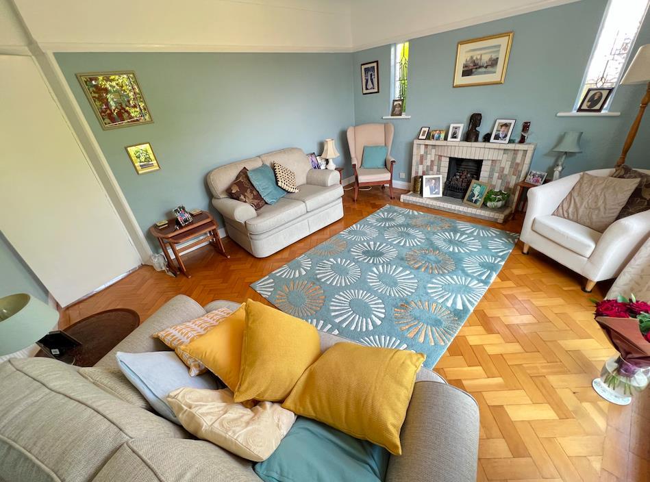 Border Road, Heswall, Wirral 3 bed detached house £400,000