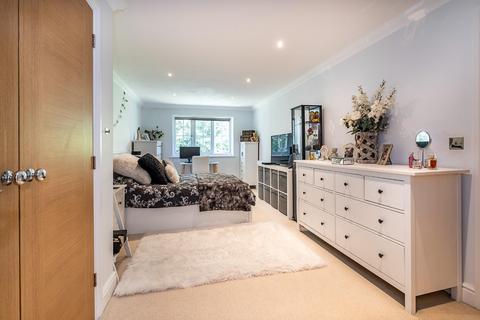 15 Highdown Close, Banstead, SM7 1AS