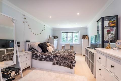 15 Highdown Close, Banstead, SM7 1AS