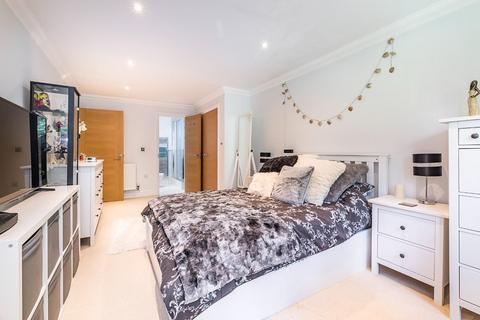 15 Highdown Close, Banstead, SM7 1AS
