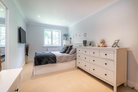 15 Highdown Close, Banstead, SM7 1AS