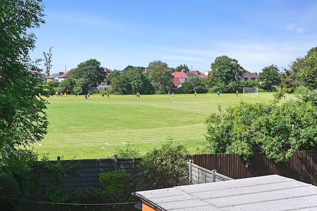 Field View Cassiobury Avenue.JPG