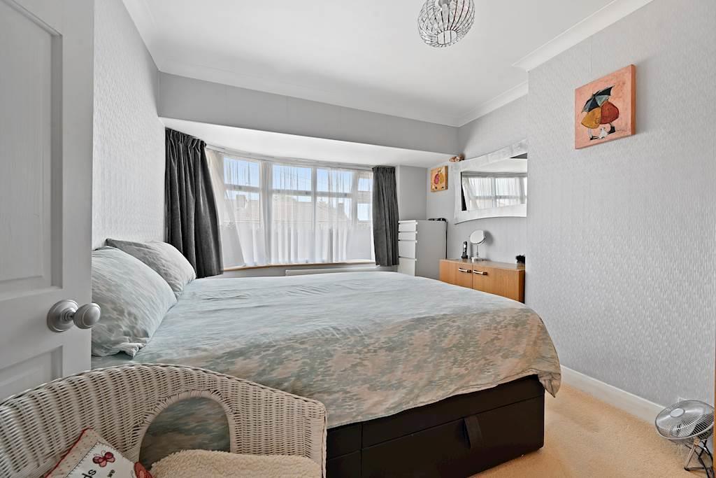 Bdedroom 1 Cassiobury Avenue.JPG