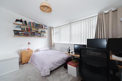 4 Dirdene Close, Epsom, KT17 4AY