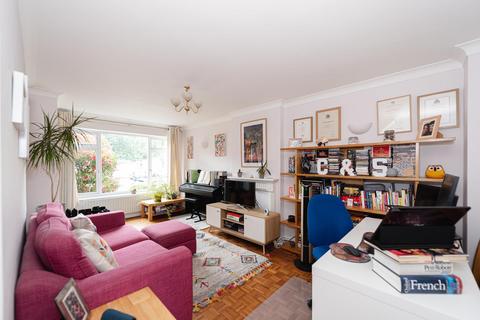 4 Dirdene Close, Epsom, KT17 4AY