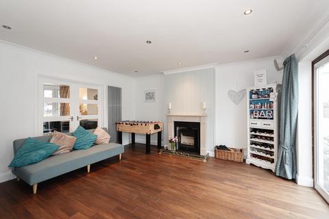 111 Hookfield, Epsom, KT19 8JH