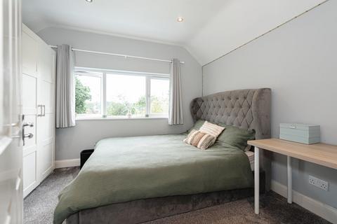 111 Hookfield, Epsom, KT19 8JH