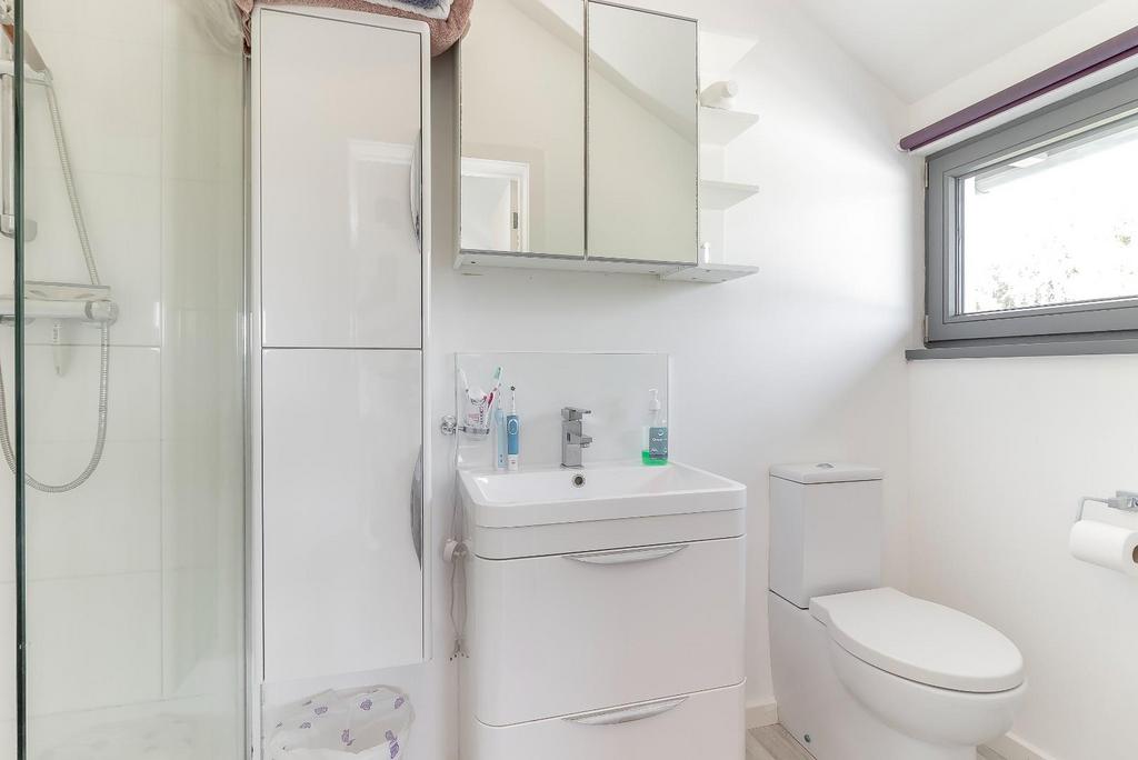 Master Bedroom Ensuite - Copy.jpg
