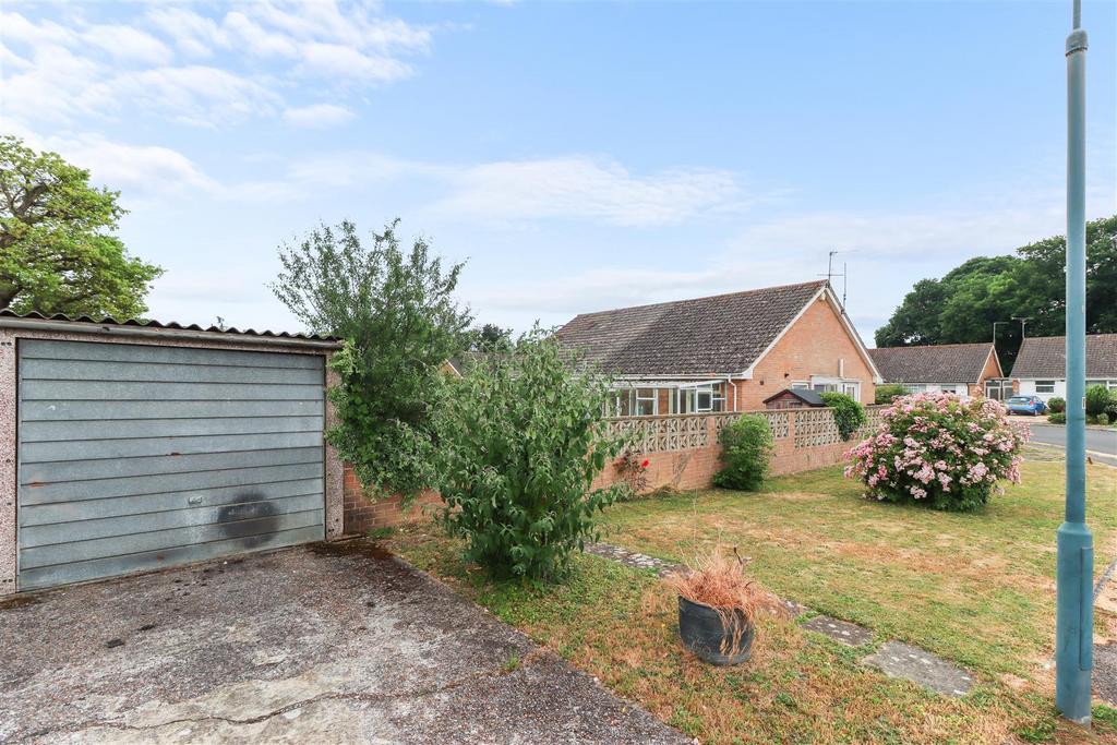 Bramble Drive, Hailsham 2 bed semidetached bungalow for sale £250,000