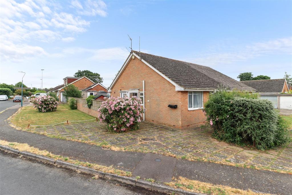 Bramble Drive, Hailsham 2 bed semidetached bungalow £250,000
