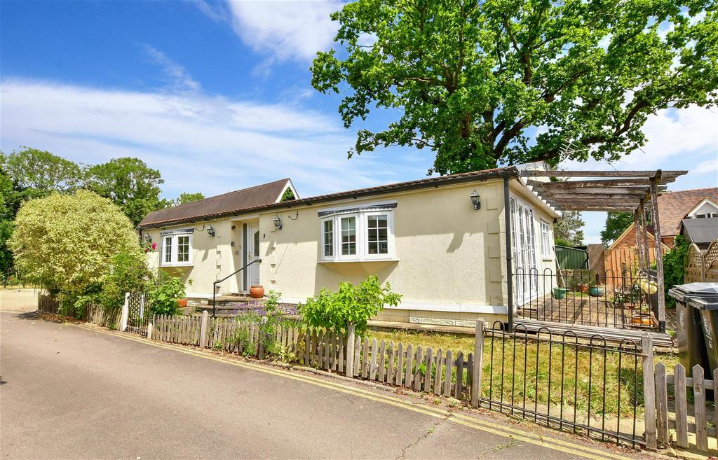Lippitts Hill, Loughton, Essex 2 bed park home for sale £150,000