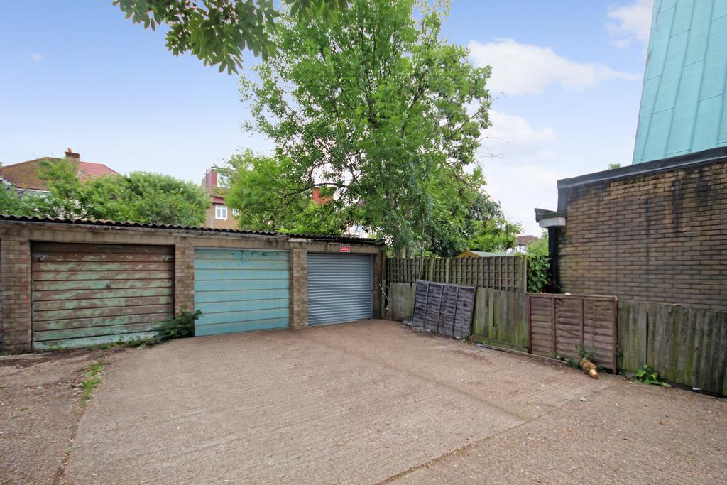 Carlton Avenue East, Wembley, HA9 Garage £150 pcm (£35 pw)