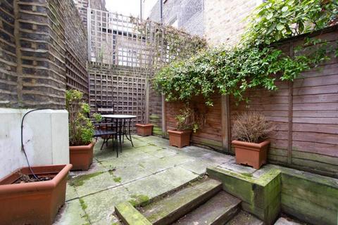 Studio to rent, Cartwright Gardens, Bloomsbury, London, WC1H