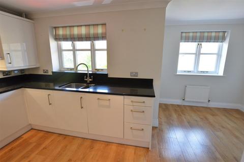 3 bedroom townhouse to rent, Barons Way, Stamford, PE9