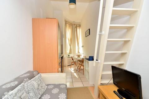 Studio to rent, Penywern Road, Earls Court, London SW5