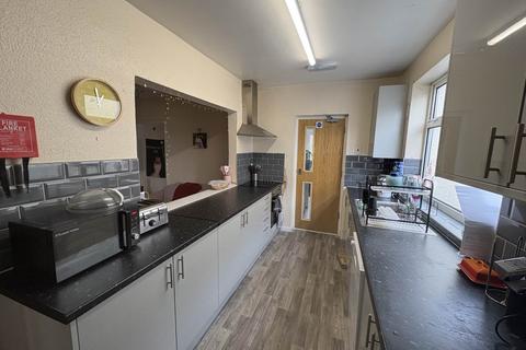 5 bedroom semi-detached house to rent, Strafford Gate, Potters Bar