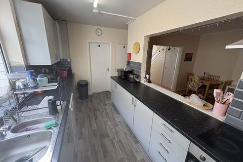 5 bedroom semi-detached house to rent, Strafford Gate, Potters Bar