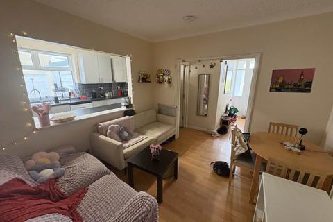 5 bedroom semi-detached house to rent, Strafford Gate, Potters Bar