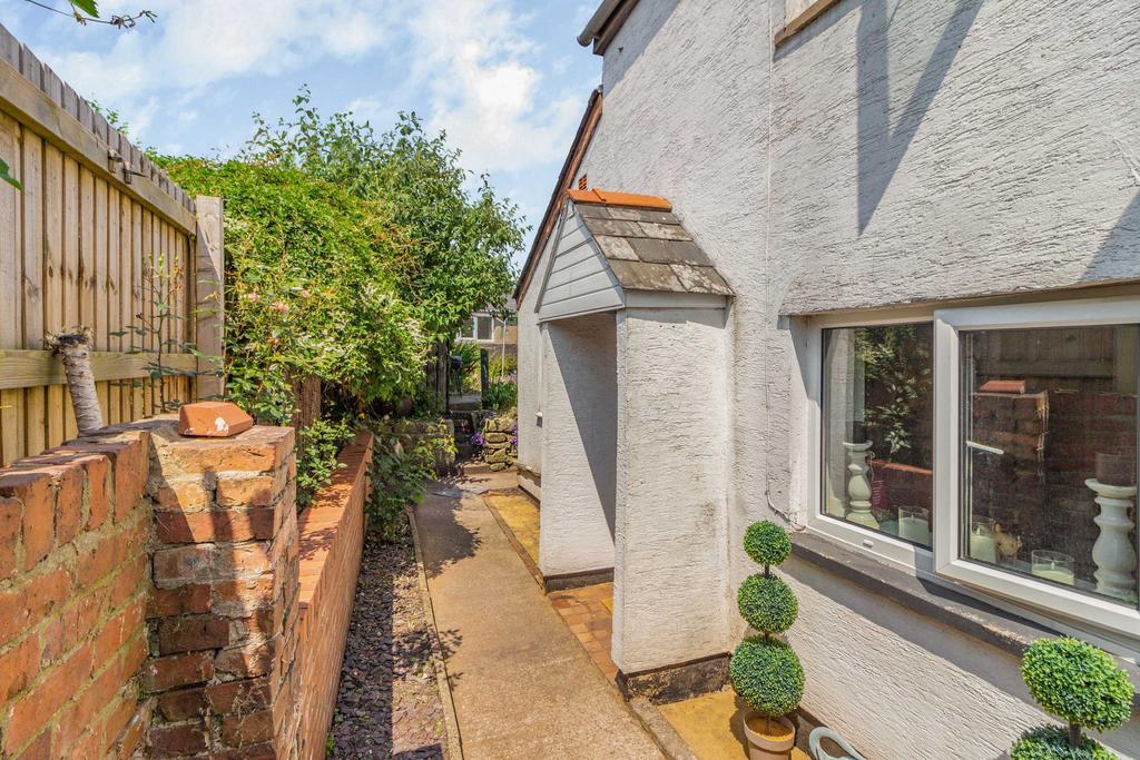 Albert Place, Abergavenny 2 bed semidetached house for sale £200,000
