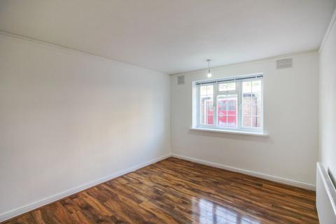 3 bedroom flat for sale, Arnos Grove Court, London, N11
