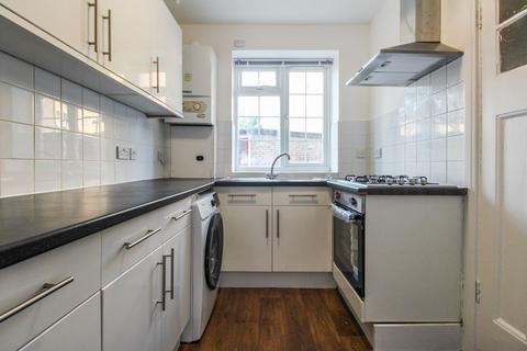 3 bedroom flat for sale, Arnos Grove Court, London, N11
