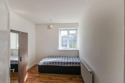 3 bedroom flat for sale, Arnos Grove Court, London, N11
