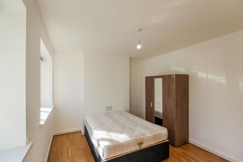 3 bedroom flat for sale, Arnos Grove Court, London, N11