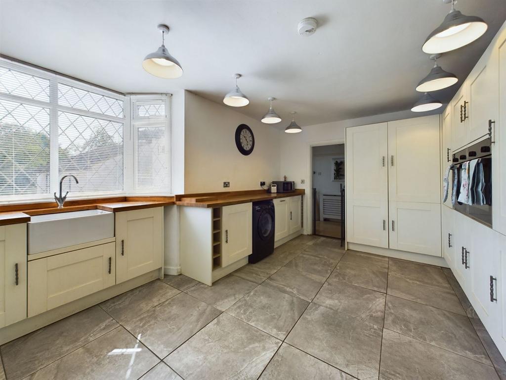 Lumbertubs Lane, Boothville, Northampton NN3 6AH 5 bed detached house