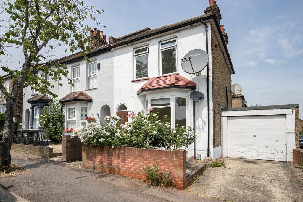 Lower Queens Road, Buckhurst Hill, IG9 3 bed semidetached house for sale £550,000