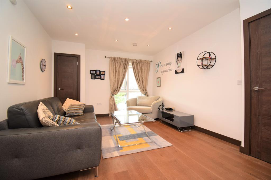 The Causeway, Great Baddow, Chelmsford, CM2 1 bed apartment to rent £