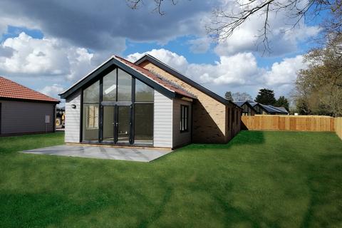 3 bedroom bungalow for sale - Plot 3 Oak Tree Place, Clacton Road, Elmstead, Colchester, Essex, CO7