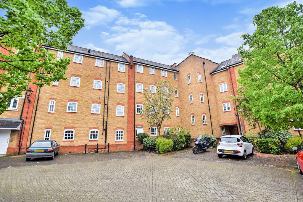 Albany Gardens, Colchester, CO2 2 bed apartment £175,000
