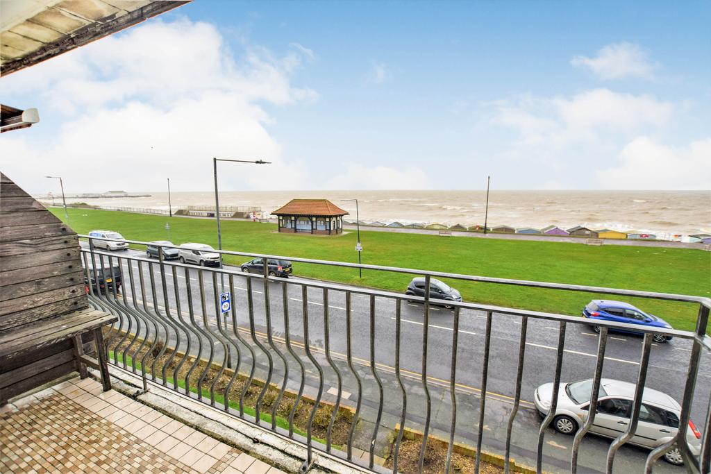 Marine Parade West, ClactononSea, CO15 2 bed apartment for sale £