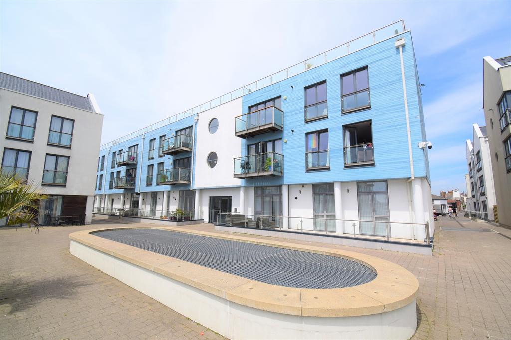 Waterside Marina, Brightlingsea, Colchester, Essex, CO7 2 bed apartment